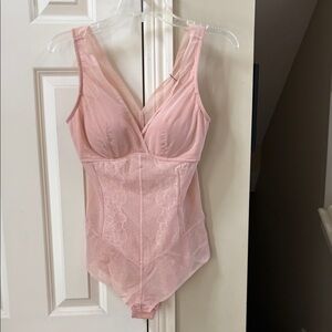 NWT Understance Darby smooth lace contour bodysuit w/built in bra Misty Rose,LG